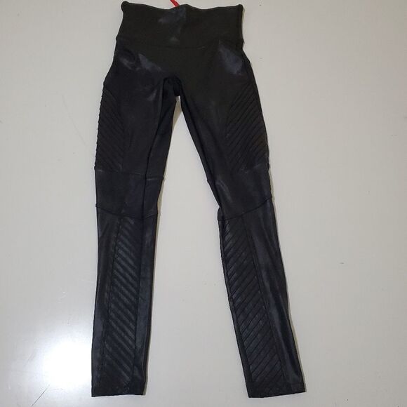 $110 M SPANX like new FAUX LEATHER VERY BLACK MOTO HOT PANTS LEGGINGS MEDIUM - Picture 3 of 8
